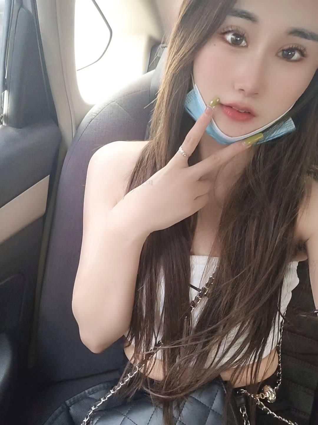 黑丝小美腿很诱人